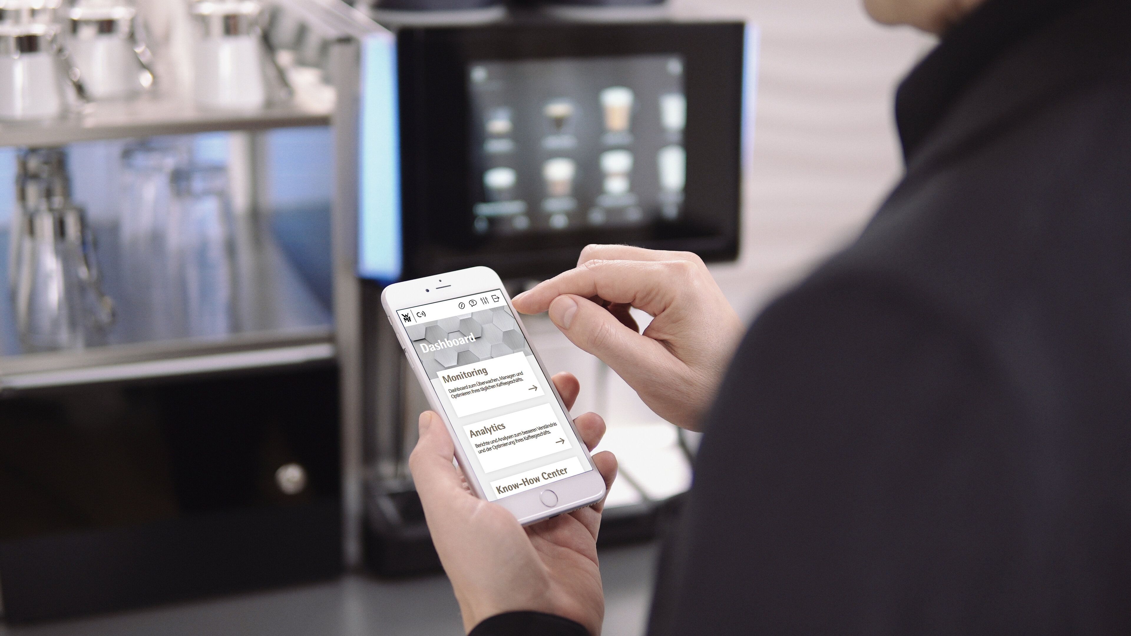 Nutzer kommuniziert mit Kaffeevollautomaten von über die CoffeeConnect App.