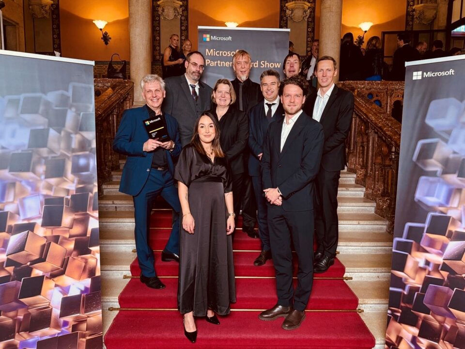 Verantwortliche von ALPLA und ORAYLIS präsentieren den Visionary Award im Rahmen der Verleihungsgala.