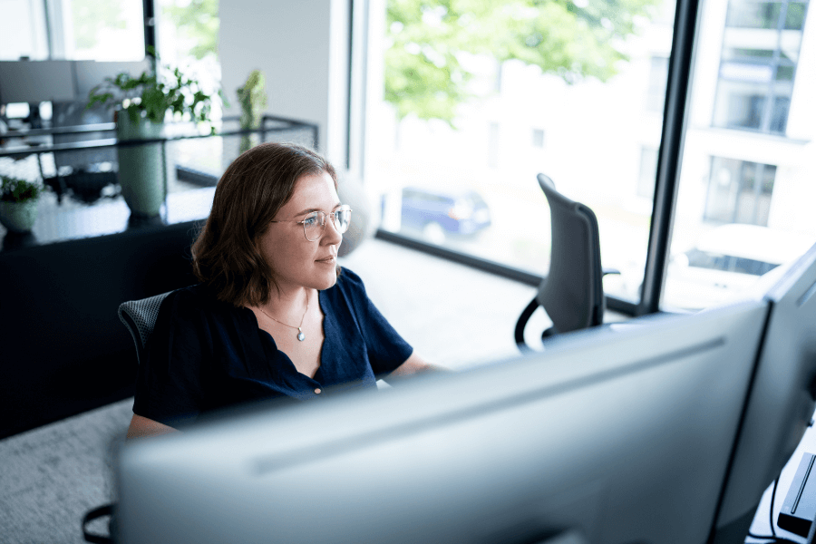 Friederike-Consultant-Office