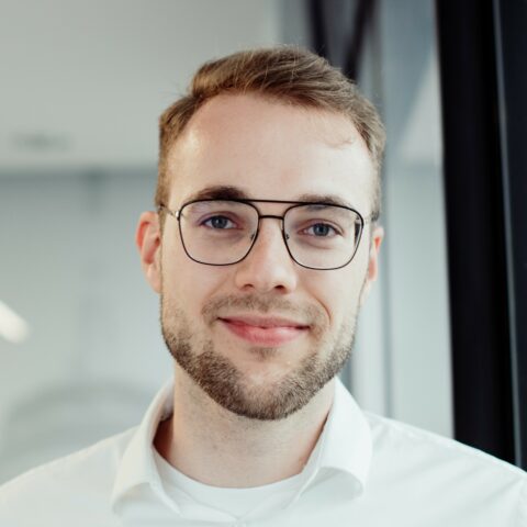 Portraitbild von Julian Krüger, Senior Consultant bei der ORAYLIS GmbH.