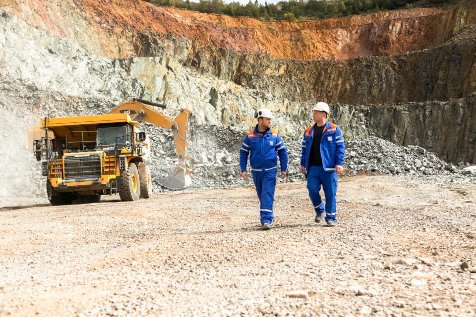 Zwei Basalt-Mitarbeiter im Steinbruch