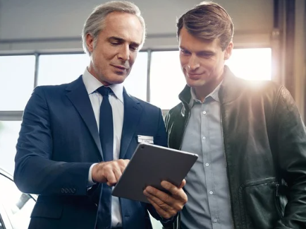 Procar Verkäufer mit Kunde