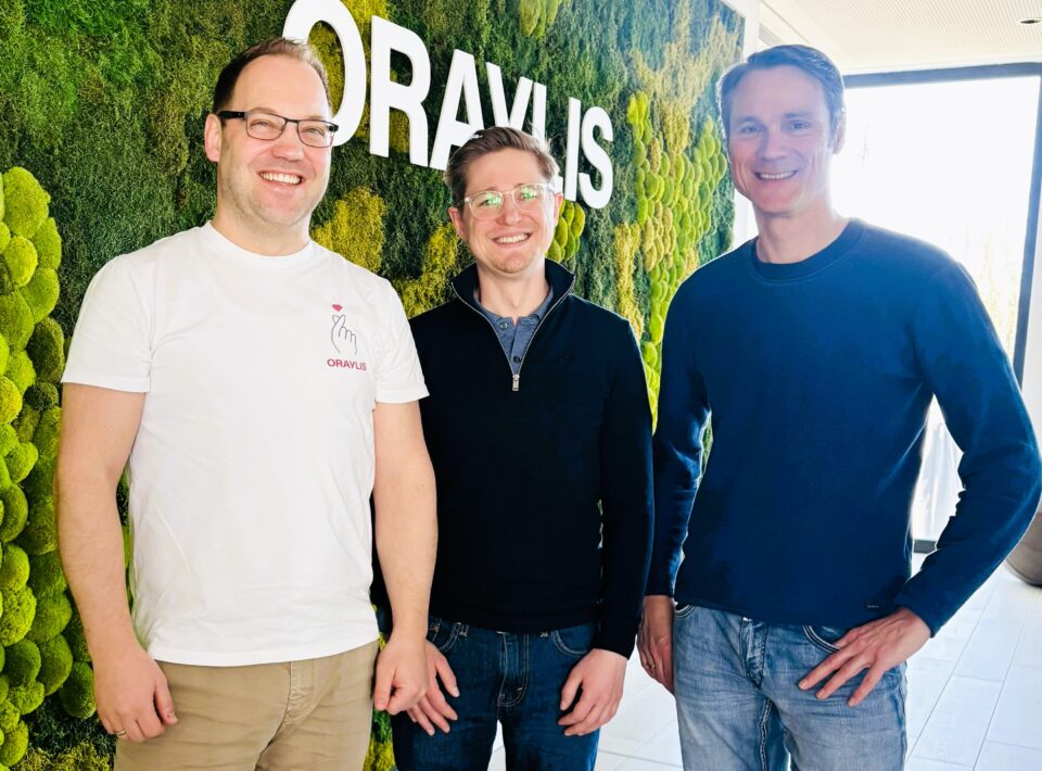 Vertreter von ORAYLIS und ADN Distribution im ORAYLIS Office.