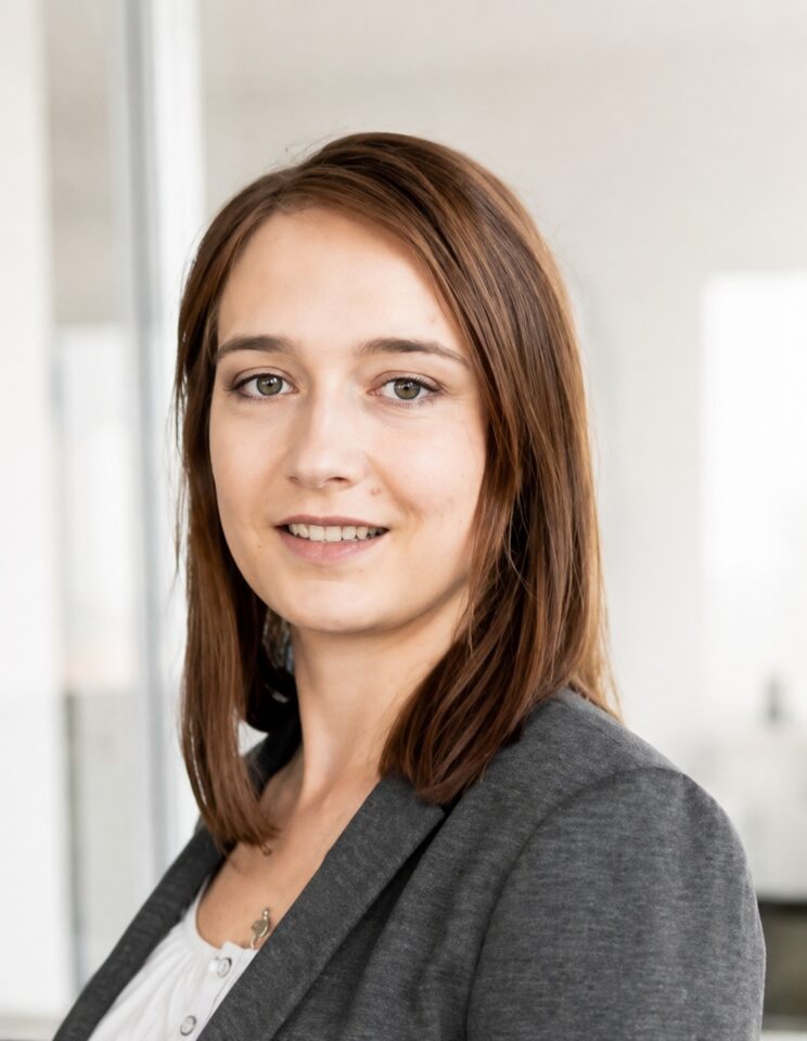 Portraitbild von Telefónica-Expertin ergänzt Zitat zum Thema Enterprise Self-Service